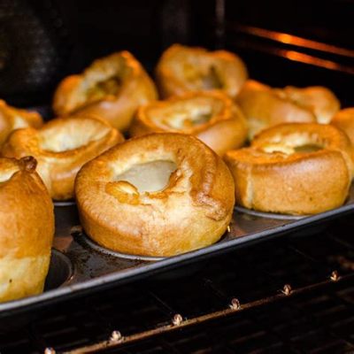  Yorkshire Pudding:  Ein knuspriges Wunderwerk der Röstung trifft auf eine saftige Soßeexplosion!