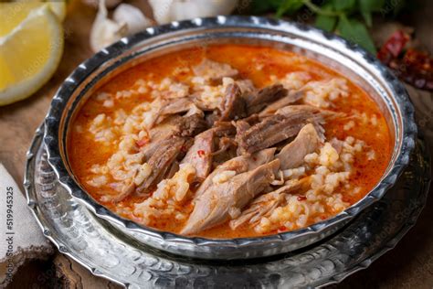  Beyran Çorbası: Eine deftige und bekömmliche Suppe mit zartem Lammfleisch und cremigem Reis!