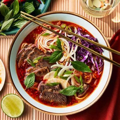  Bún Bò Huế: Eine köstliche Symphonie aus würziger Brühe und zarten Fleischstückchen!