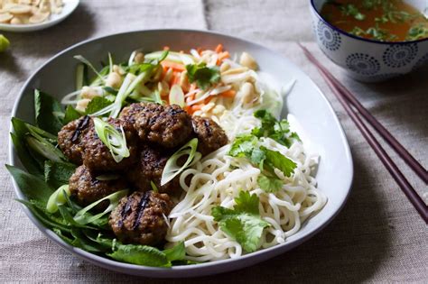  Bún Chả Hà Nội: Eine Symphonie aus knusprigen Fleischspießen und erfrischendem vietnamesischem Salat!