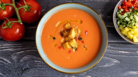  Gazpacho Andaluz! Eine erfrischende Symphonie aus rohen Gemüsen und aromatischen Kräutern