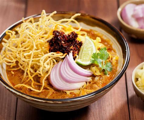  Khao Soi: Ein cremiges Curry-Erlebnis mit knusprigen Nudeln!